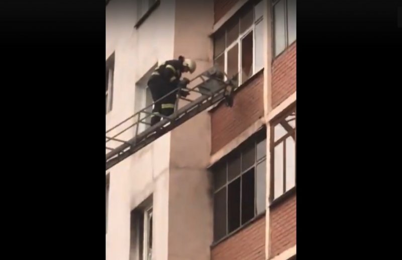 В горящей 11-этажке на Горском нашли мужчину без сознания