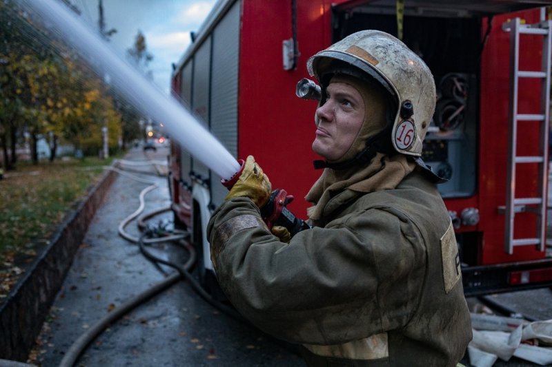 С пожара на Красноярской в больницу увезли двух человек