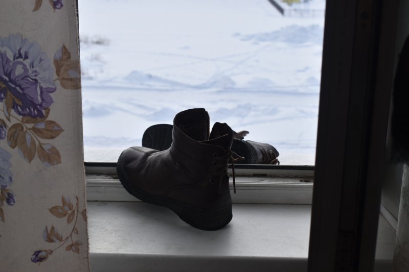 Рабочий сорвался вниз при установке окна в Новосибирске