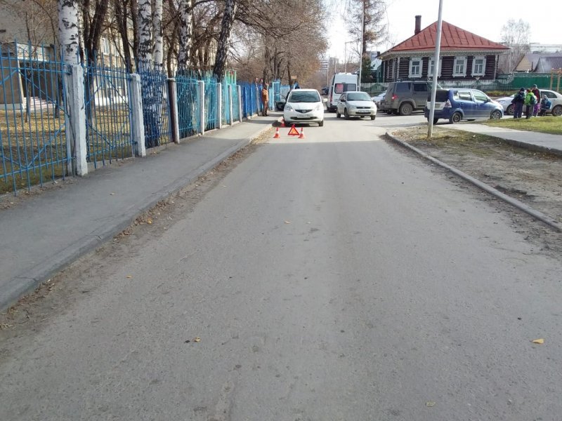 Младшеклассника сбили возле школы в Калининском районе