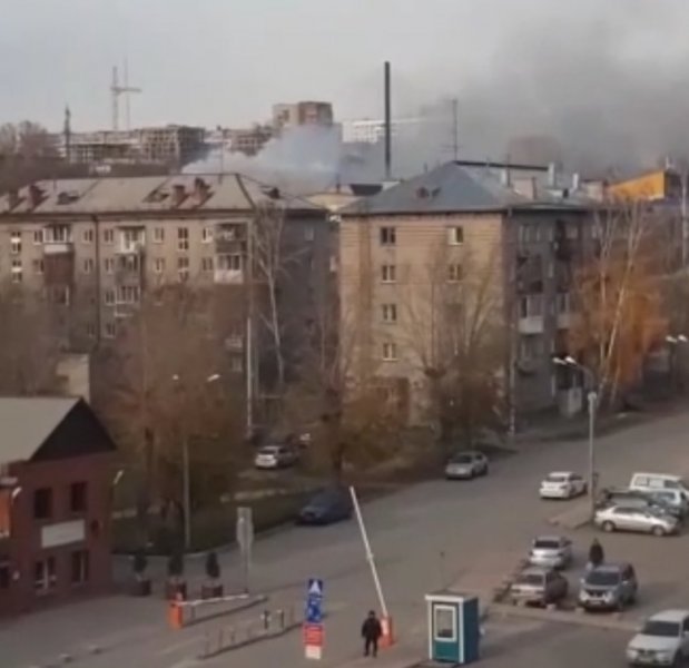 Крыша склада загорелась на Большевичке