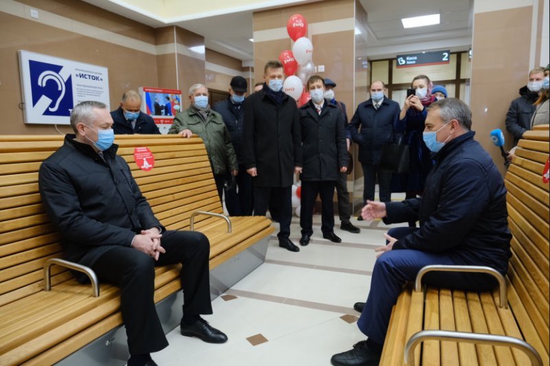 Губернатор открыл обновленные вокзалы в Чанах и Татарске