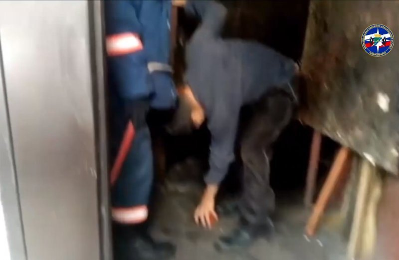 Мужчина залез в мусоропровод за упавшим паспортом и застрял