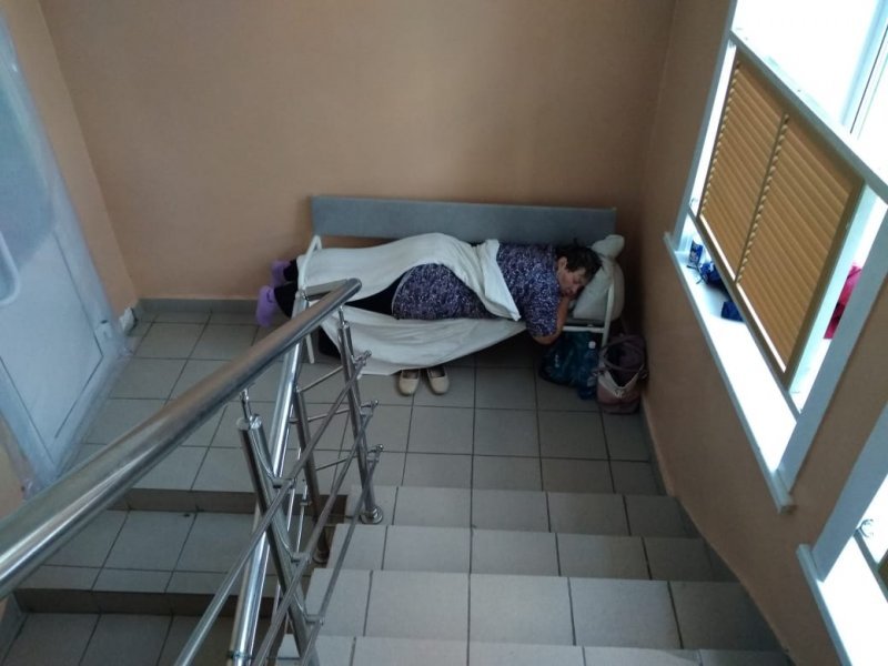 Куйбышевская ЦРБ: «Лучше пусть он лежит на лестнице, чем дома будет умирать»