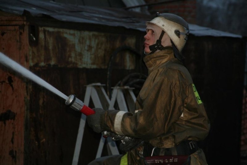 После пожара в подвале спасатели вынесли мужчину: спустя полчаса он скончался