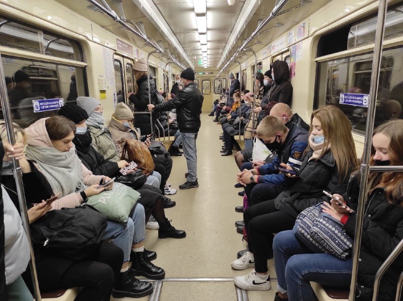 Коронавирус распугал пассажиров новосибирского метрополитена