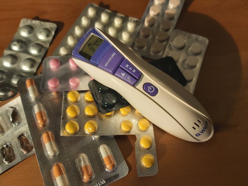 Локоть снова пообещал поставку дефицитных антибиотиков в муниципальные аптеки
