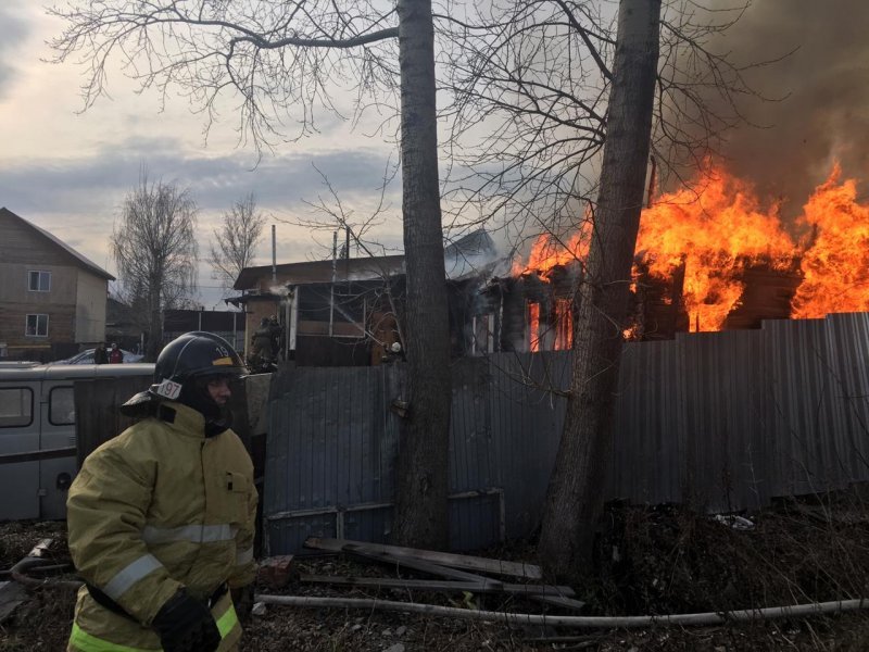 Газовые баллоны вынесли из огня спасатели во время пожара на Волочаевском переулке