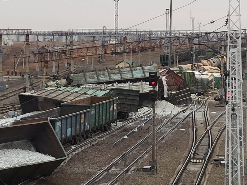 Грузовой поезд с 31 вагоном сошел с рельс в Новосибирской области
