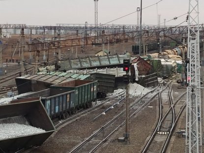 Грузовой поезд с 31 вагоном сошел с рельс в Новосибирской области