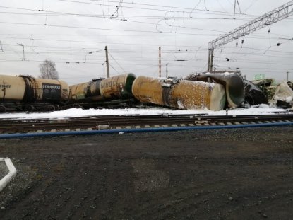 Спасатели МЧС сообщили о разливе солярки из цистерн рухнувшего поезда на станции Татарская