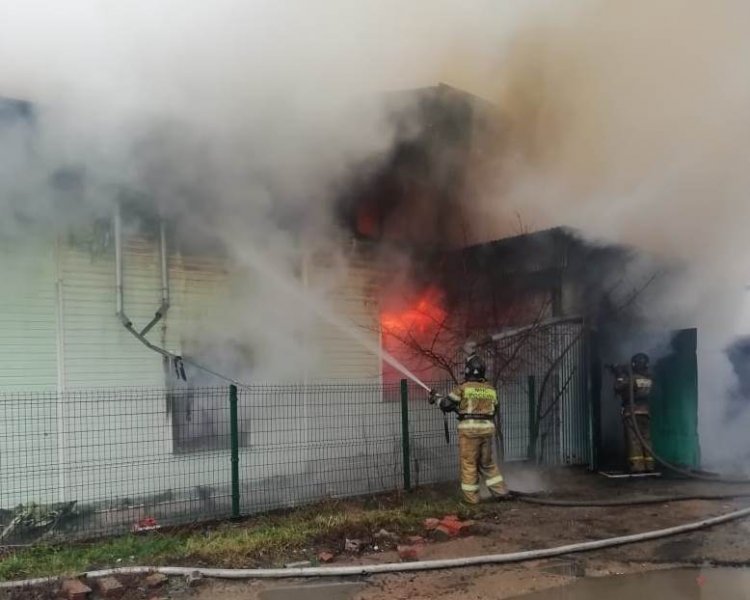 Пожарные потушили дом после взрыва газовых баллонов в Новосибирске