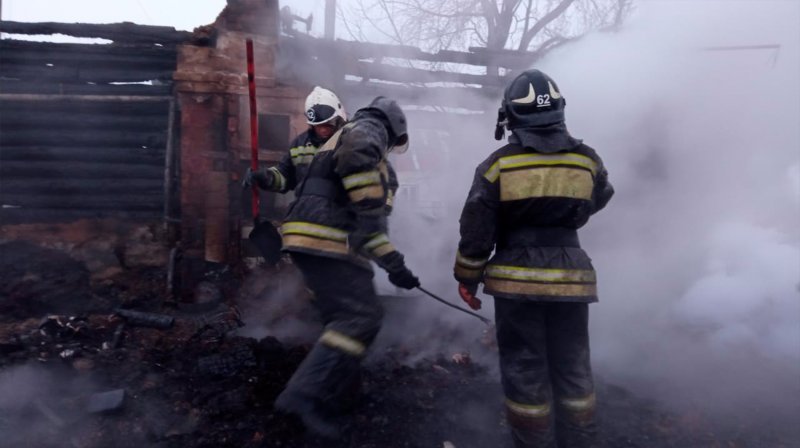 Пожарные 2,5 километра везли воду до объятого пламенем дома