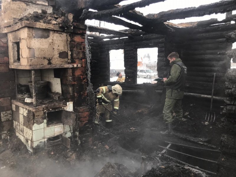 Тела двух человек нашли среди обгоревших обломков в Коченевском районе