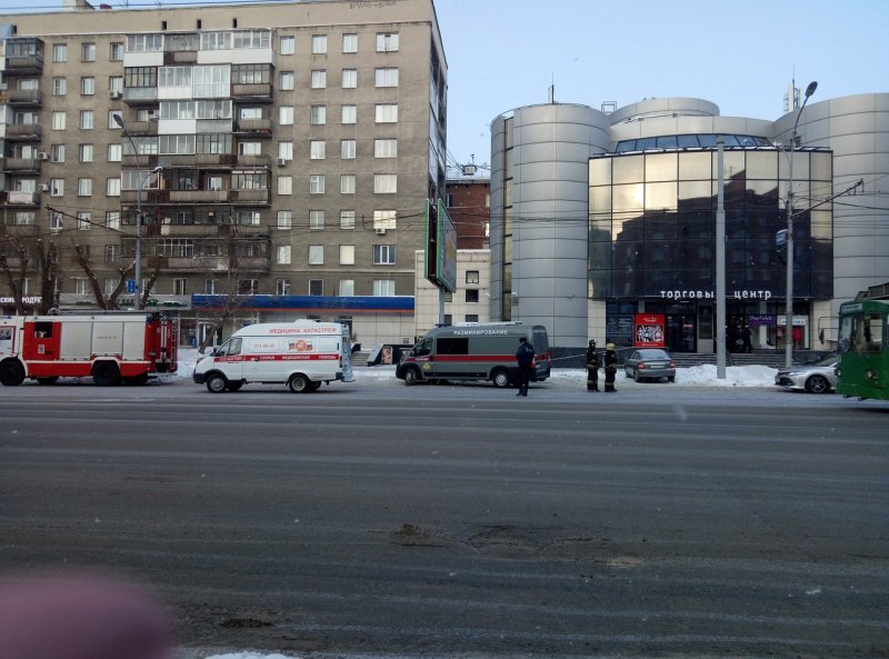 Из-за эвакуации ТЦ «Винздор» в Новосибирске перекрыли дорогу