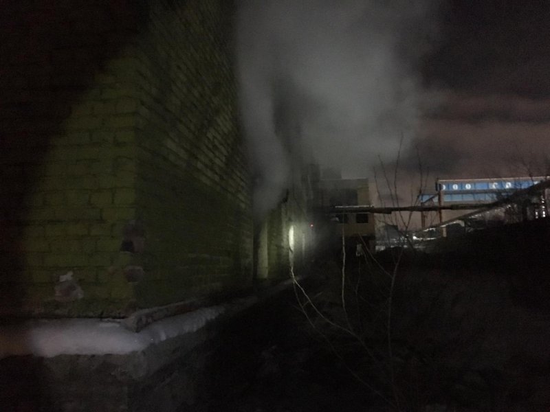 Два человека погибли в горящей заброшке на территории Сибсельмаша