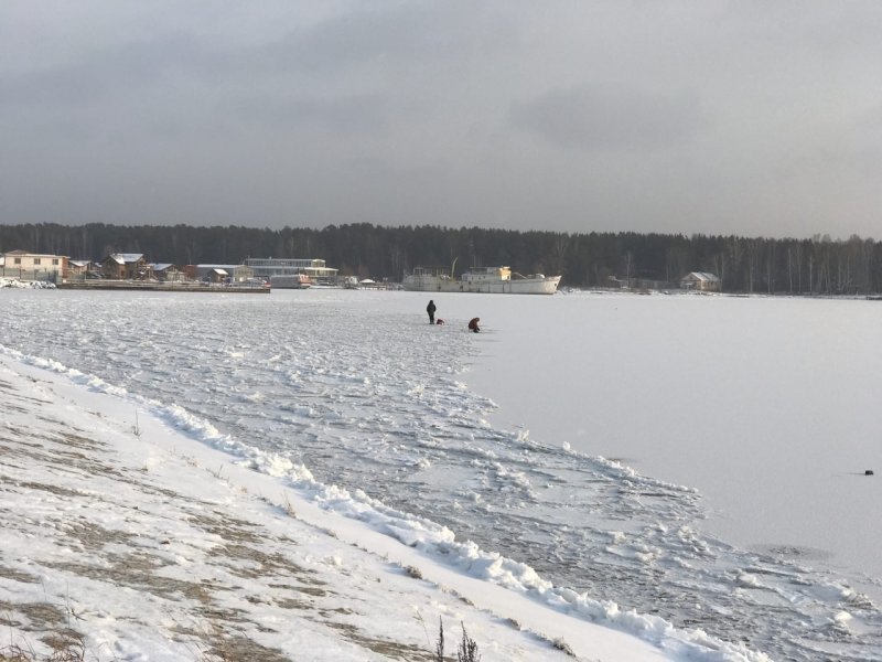 Первые рыбаки вышли на лед вопреки запрету спасателей