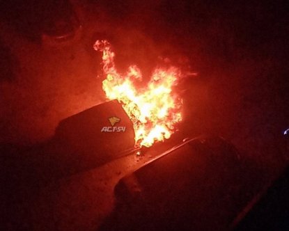 В Новосибирске прохожие вытащили человека из горящей машины
