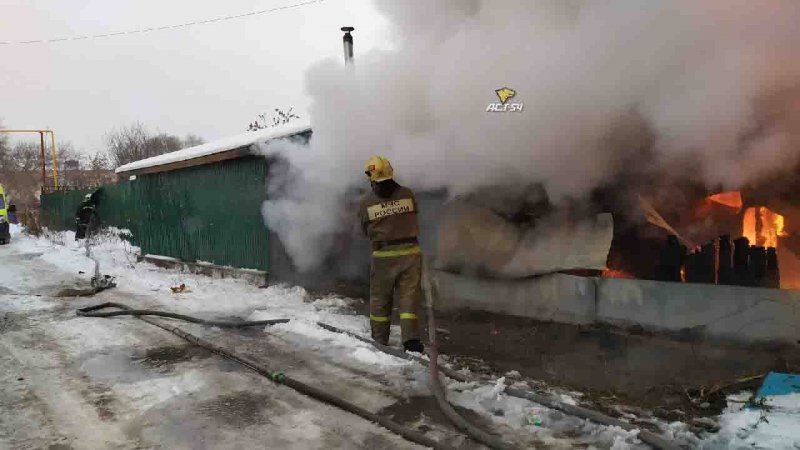«Есть угроза взрыва»: в Октябрьском районе горит частный дом