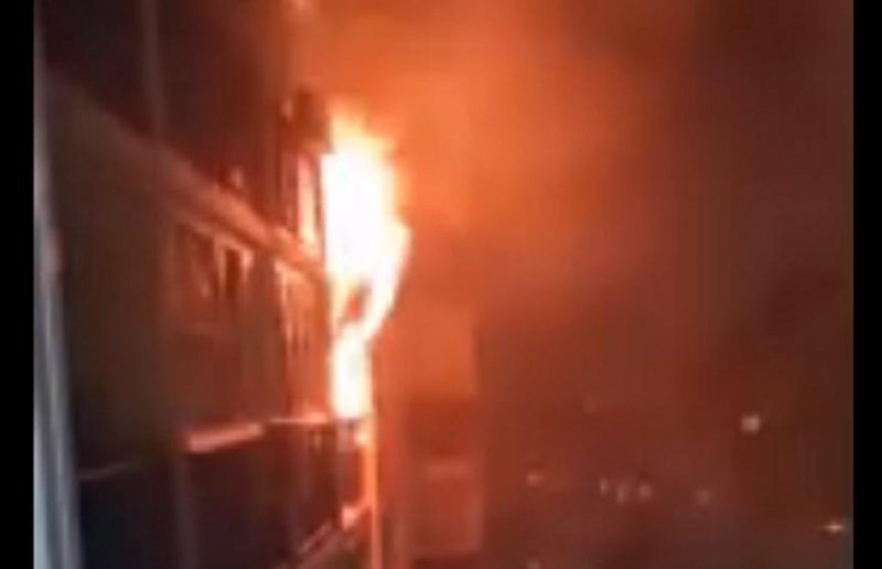Пожарная сигнализация не сработала: ночной пожар уничтожил квартиру в Первомайском районе