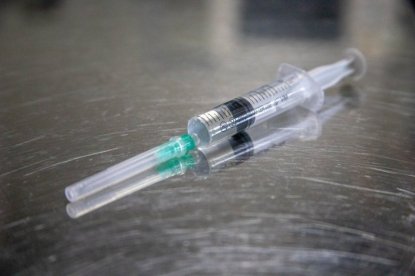 Свою промышленность угробили: вакцину «Спутник V» в России производить негде