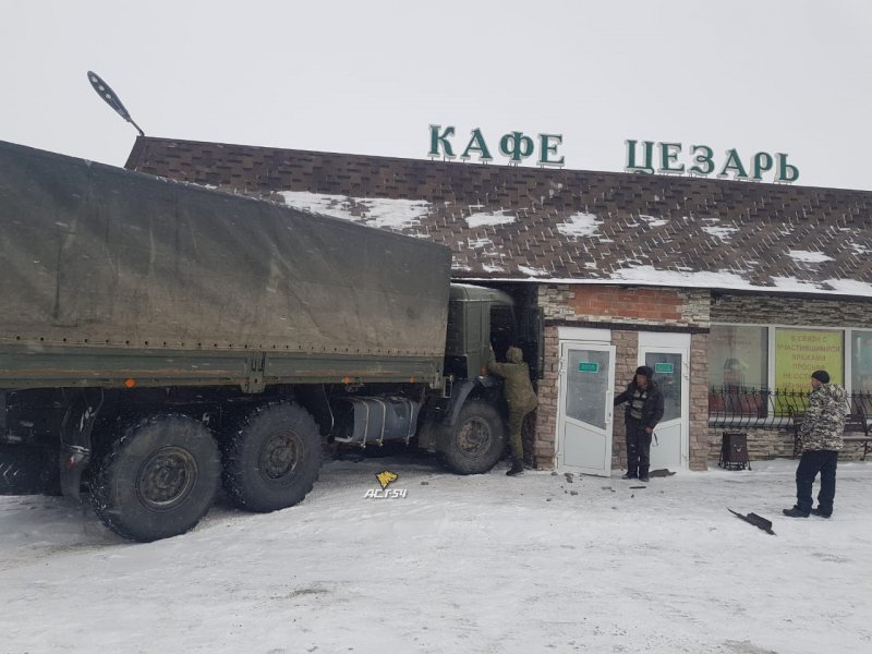 Военный КамАЗ снес кафе в Болотнинском районе