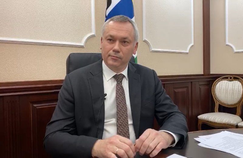 Губернатор Травников предложил правнучкам Клары Цеткин ударно поработать