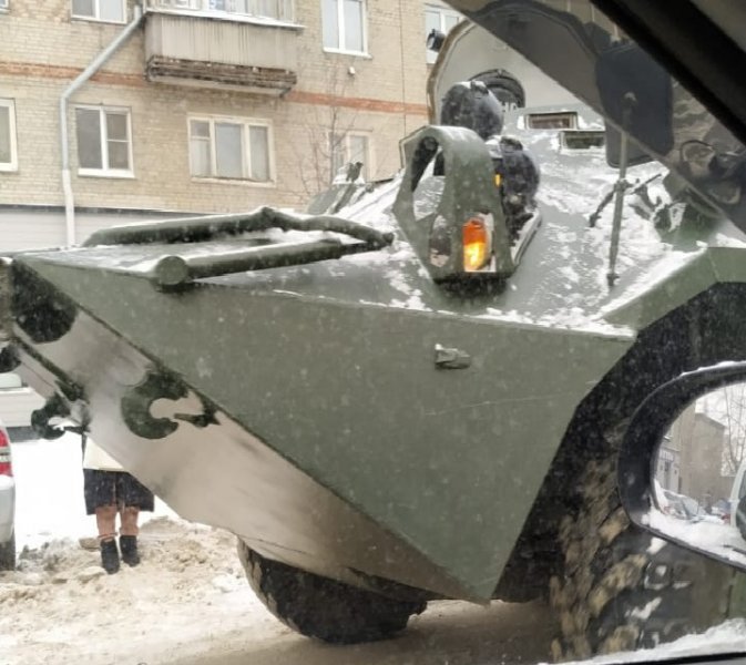«Танки в городе»: на улицах Новосибирска заметили колонну военной техники