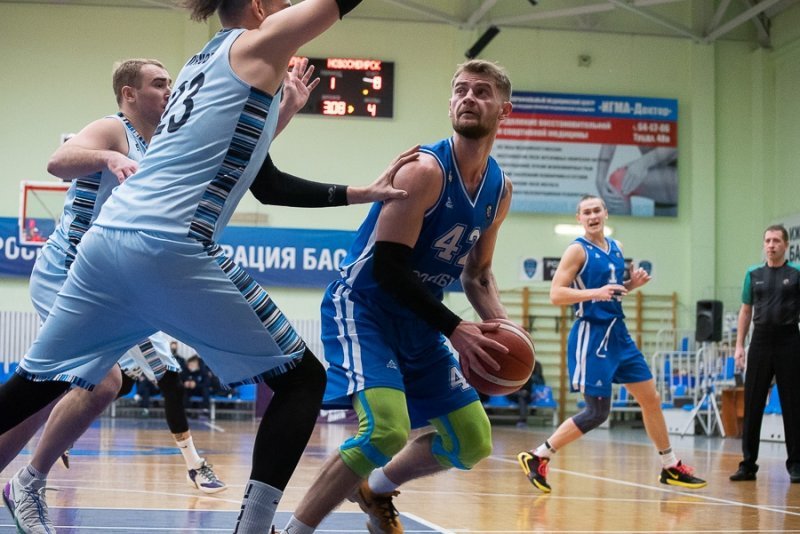 Баскетбол: «Новосибирск» в упорной борьбе уступил в Ижевске