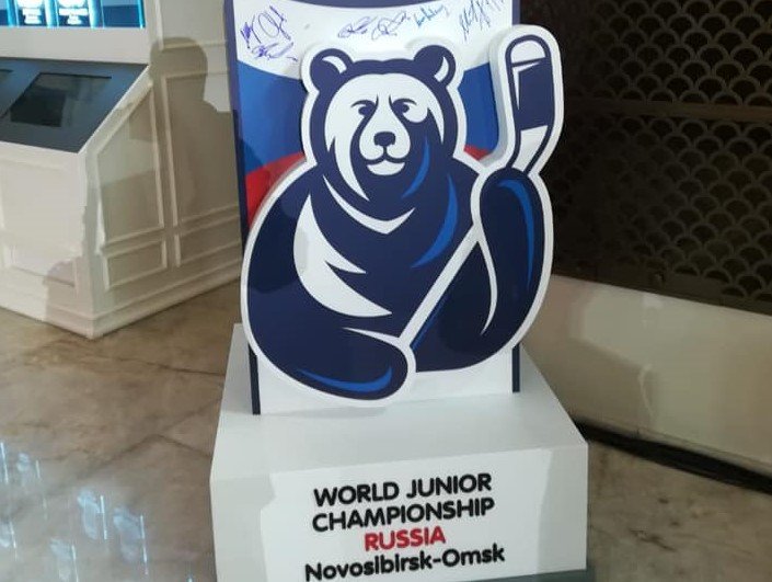 Суровый медведь взялся за клюшку: в Москве презентовали символ новосибирского чемпионата мира по хоккею