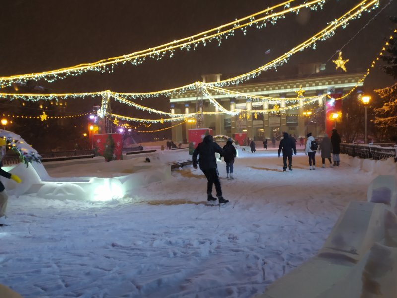 Главный каток Новосибирска пошел трещинами из-за 40-градусного мороза