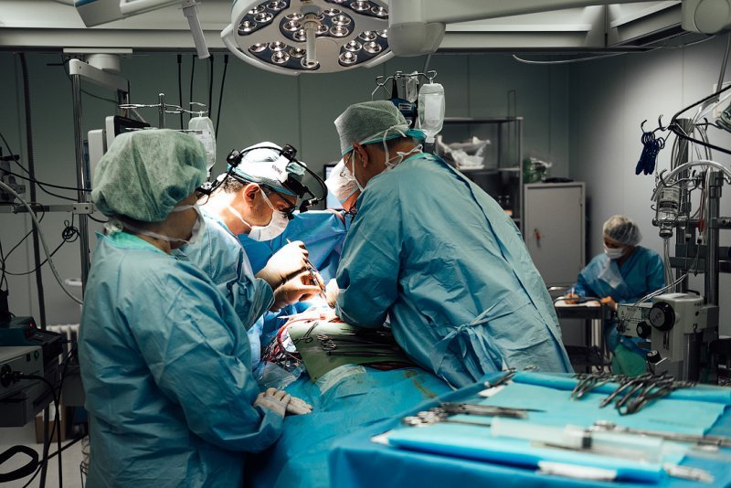 Девушке «с грудью сапожника» хирурги вернули возможность дышать и работать