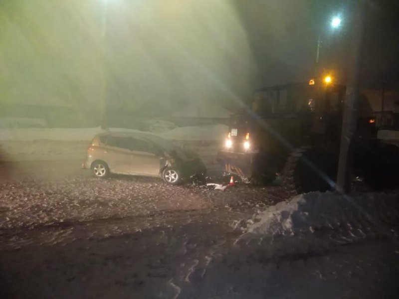 Таран в тумане: автомобилист не заметил погрузчик снега на дороге