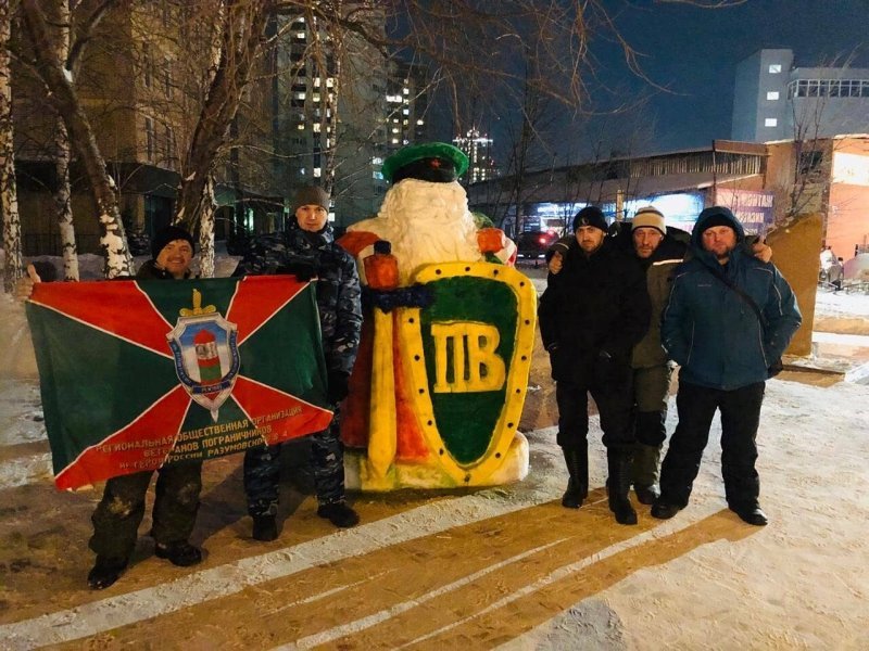 Дед Мороз-пограничник со щитом и мечом появился в Новосибирске