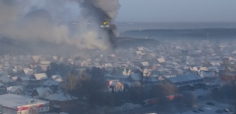 Газ и плотная застройка: крупный пожар в Первомайском районе угрожал соседям
