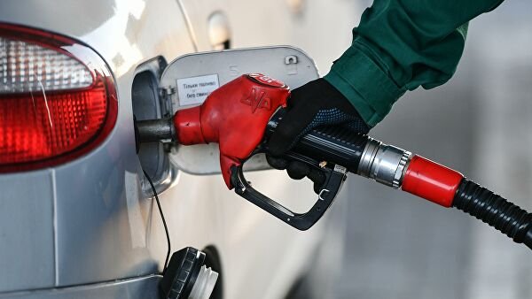 «Роснефть» почти на рубль подняла цену на 98-й бензин