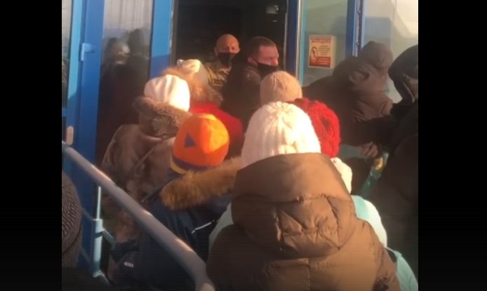 Посетители пытались штурмом взять новосибирский аквапарк и чуть не подрались с охраной