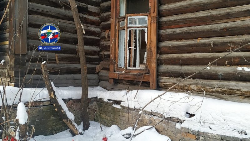 Грел воду и чуть не взорвал дом: ударной волной в Новосибирске выбило стекла и входную дверь