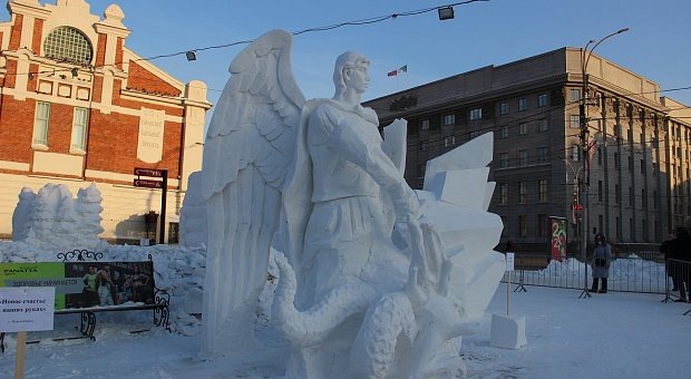 Снежные скульптуры в честь Александра Невского и Нового года украсили центр Новосибирска