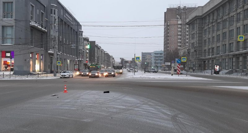 Range Rover сбил женщину в центре Новосибирска и протащил ее несколько метров