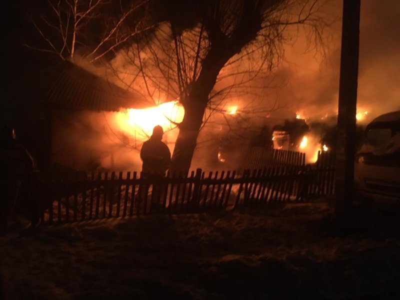 Громкий звук спас две семьи с семью детьми в ночном пожаре