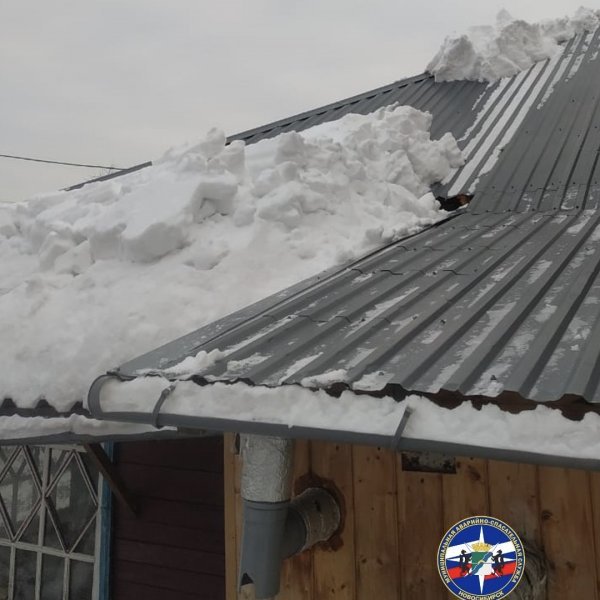 Мужчину придавило снегом при очистке крыши в Новосибирске 