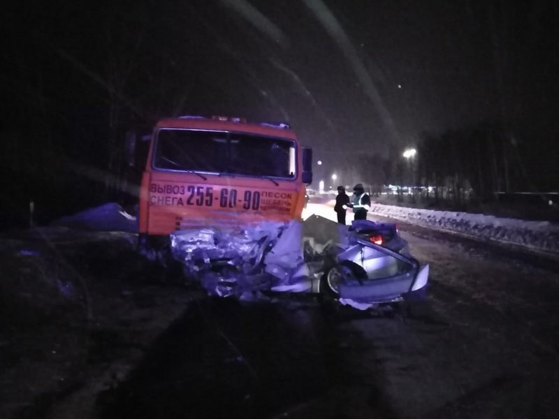 «КамАЗ» уничтожил иномарку в страшном ночном ДТП на Гусинобродском шоссе