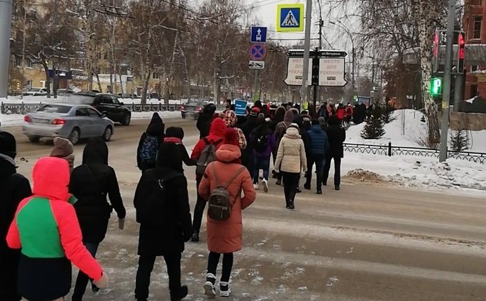 Протесты продолжаются: сотни человек перемещаются по Новосибирску