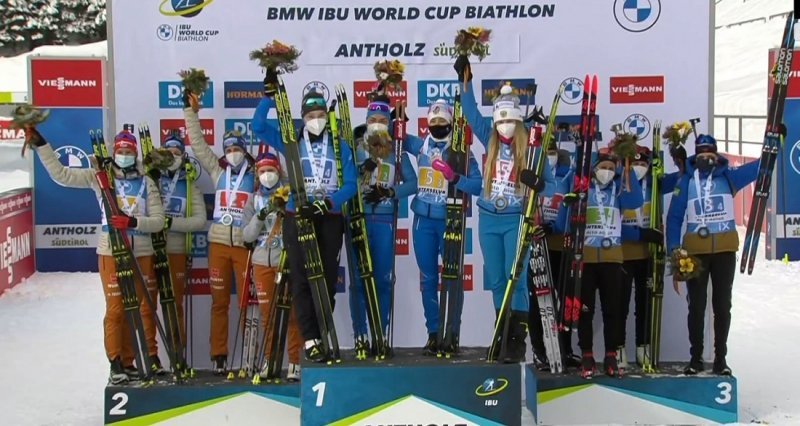 Новосибирская биатлонистка победила в женской эстафете на этапе Кубка мира