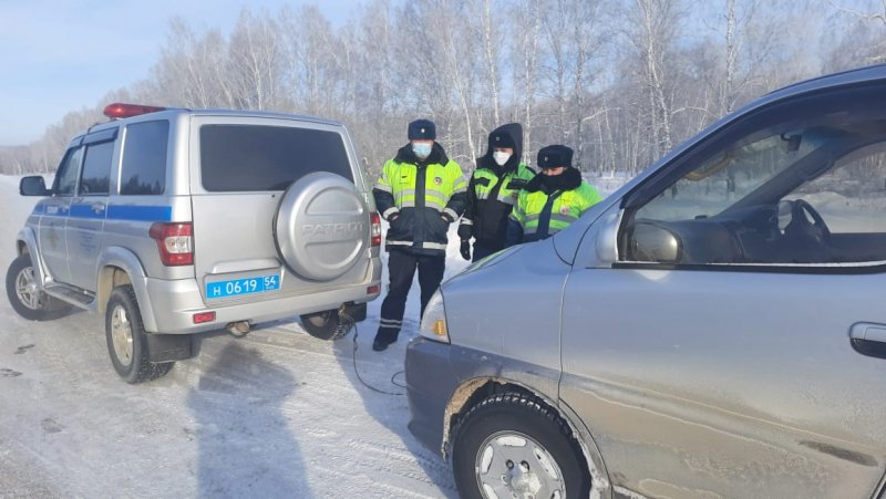 Машины массово ломаются на трассах в Новосибирской области из-за морозов