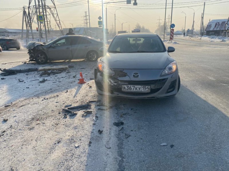 Две девушки и ребенок пострадали в тройном ДТП в Новосибирске