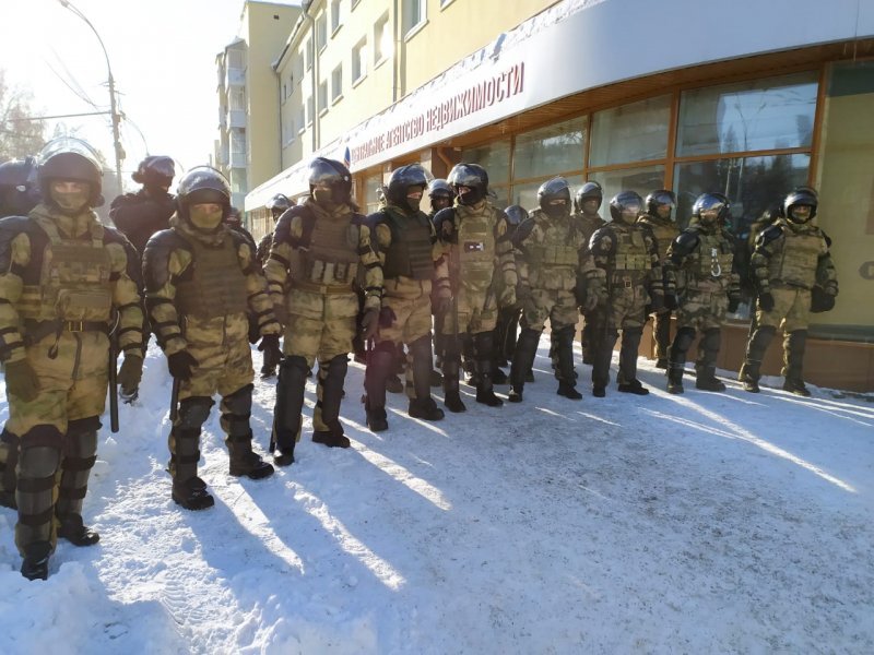 Толпа митингующих изменила маршрут из-за оцепления в Новосибирске