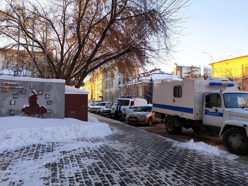 В центр Новосибирска согнали автозаки и полицейские машины