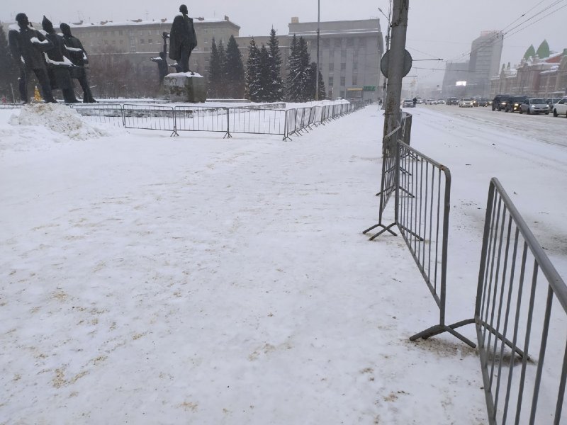 Площадь Ленина в Новосибирске оцепили двойным кольцом